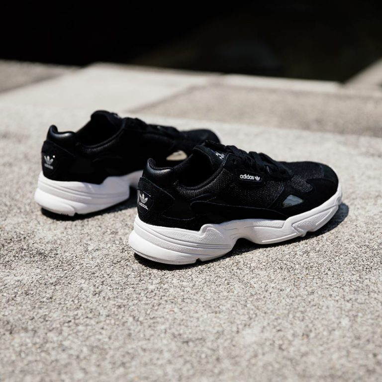 แนะนำรองเท้า ADIDAS W FALCON สนีกเกอร์ส้นหนา มาในโทนดำ-ขาว สุดเท่ แมทช์กับการแต่งตัวได้หลายสไตล์