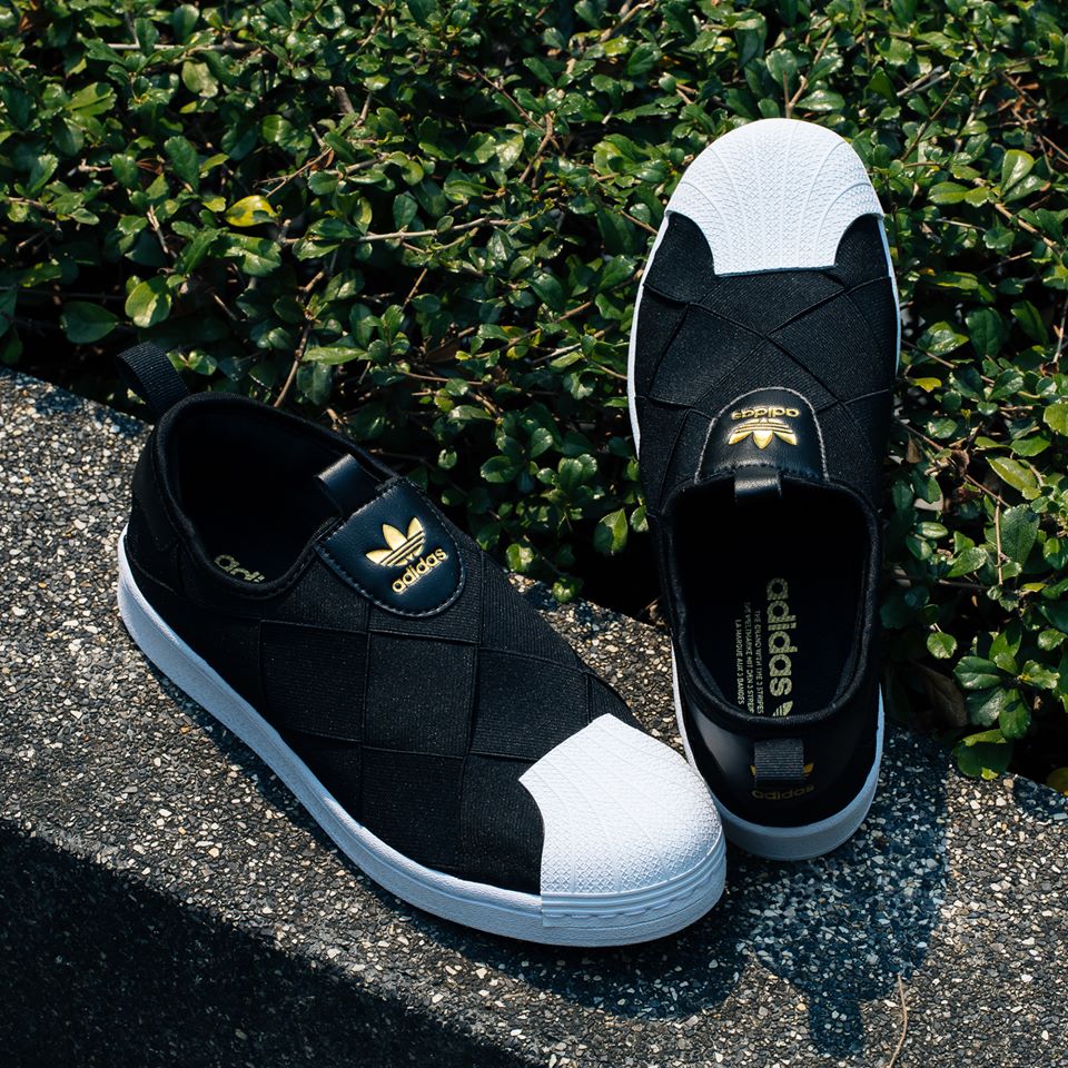 แนะนำรองเท้า ADIDAS W SUPERSTAR SLIP ON รองเท้าทรงคลาสสิกที่ใครๆ ก็รู้จัก แต่คราวนี้จะมาแบบไม่มีเชือก ดูดีมีสไตล์