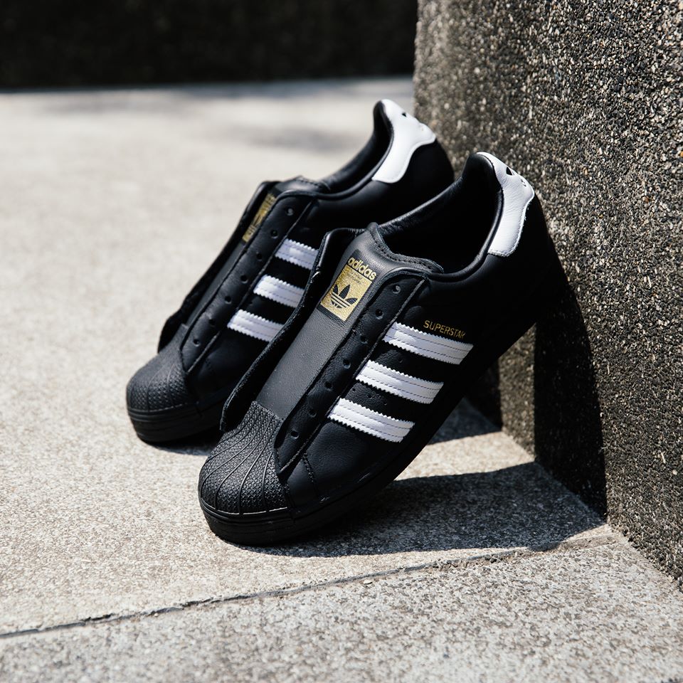 แนะนำรองเท้า ADIDAS SUPERSTAR LACELESS สนีกเกอร์สุดเก๋า ไร้สาย โทนขาว-ดำ โชว์ลายสามแถบได้อย่างโดดเด่น