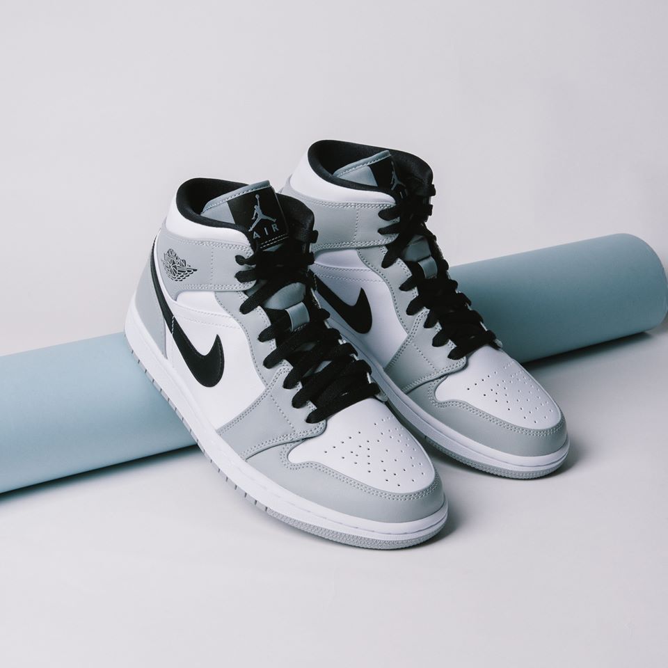 แนะนำรองเท้า Nike Air Jordan 1 MID “LIGHT SMOKE GREY" สนีกเกอร์ทรงในตำนานที่ใครๆ ก็อยากได้ มาพร้อมสีเทาอ่อนสุดเท่