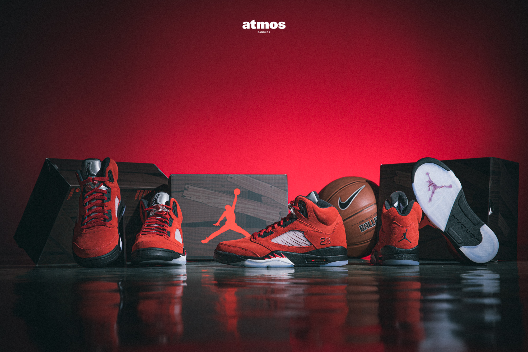 กลับมาสร้างสีสันอีกครั้งในช่วงซัมเมอร์นี้กับรองเท้า Nike Air Jordan 5 Retro ที่โดดเด่นด้วยคู่สีดำแดง