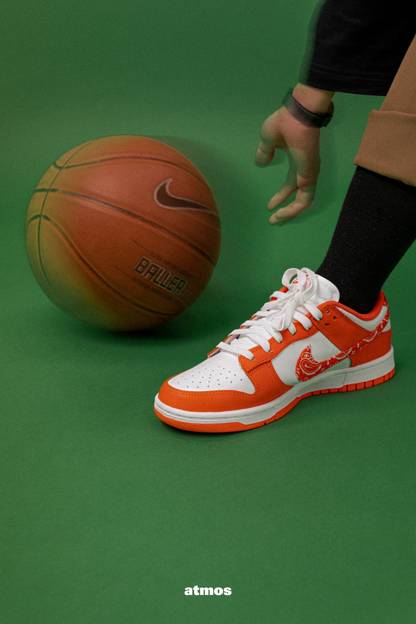 รองเท้าไอคอน W NIKE DUNK LOW ESS “Orange Paisley” ที่จะให้คุณได้พบกับสีสันอันสด