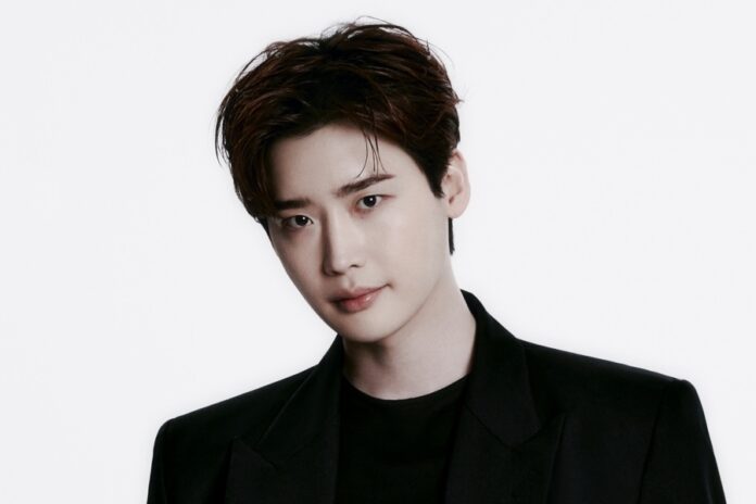 Lee Jong Suk คอนเฟิร์มรับบทในซีรีส์ใหม่จากผู้กำกับ "W" ที่หลายคนรอคอย!