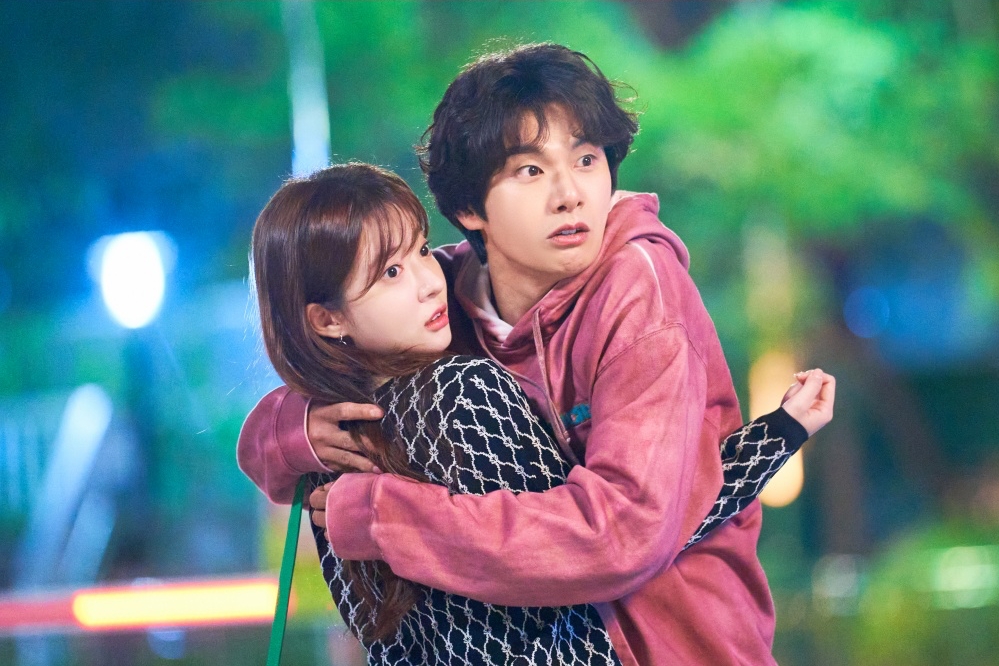 Lee Yi Kyung และ Jo Soo Min กับโมเมนต์รักสะดุดกลางฉากโรแมนติกใน 'Marry YOU'