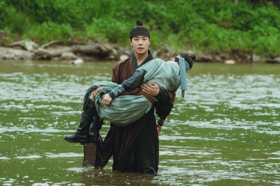 ชูยองอูช่วยลิมจียอน หลังตกน้ำใน “The Tale of Lady Ok” เรื่องราวที่น่าติดตาม!