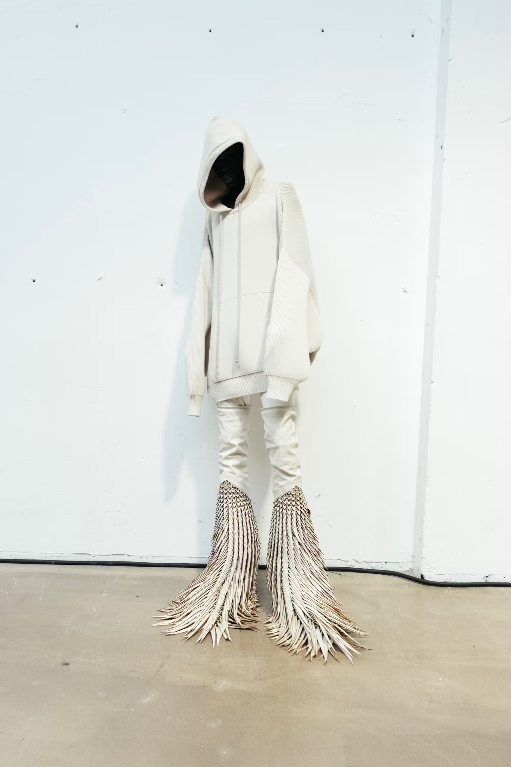 Rick Owens Feathered FW25 Boots: เมื่อแฟชั่นล้ำสมัยมาบรรจบกับขนสุดอลังการ