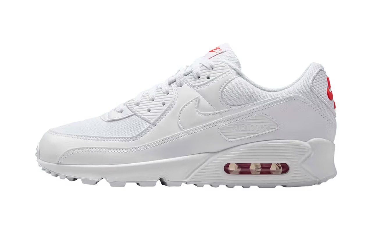 สนีกเกอร์คลาสสิกกลับมาอีกครั้ง! Nike Air Max 90 สี “White/Light Crimson” เท่แบบมินิมอลที่ต้องมีติดตู้